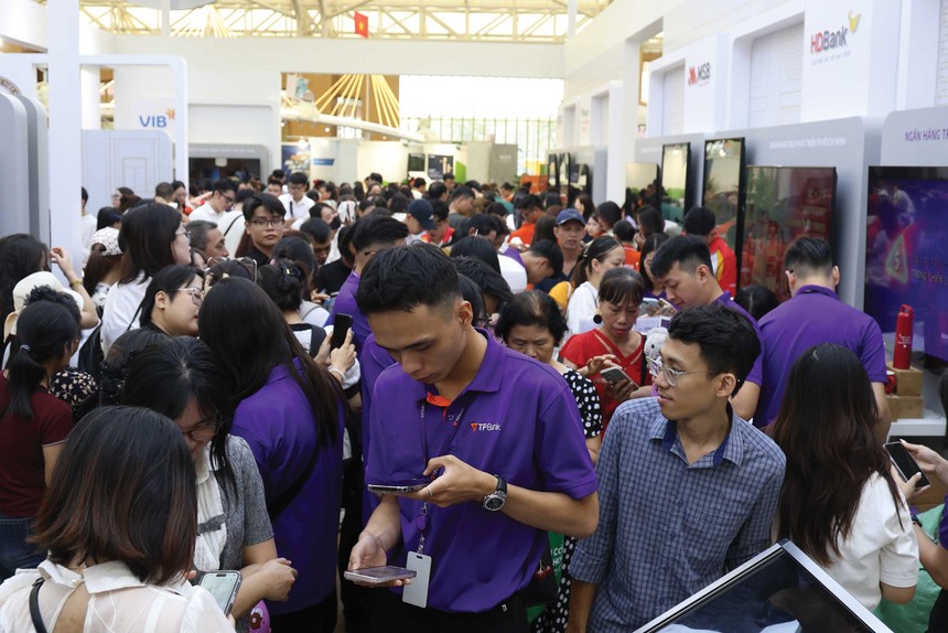 Triển lãm “Thành tựu Đất nước 80 năm” tại Trung tâm Triển lãm Việt Nam thu hút đông đảo khách tham quan. Ảnh: Dũng Minh.