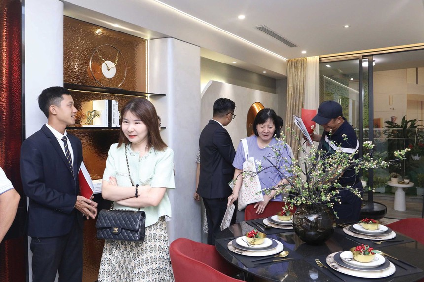 Khách hàng tham quan nhà mẫu tại một dự án ở TP.HCM. Ảnh: Lê Toàn.