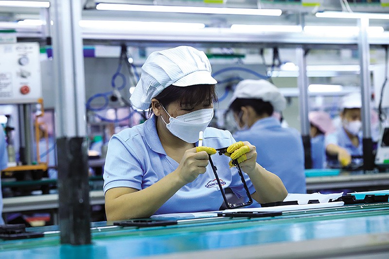 Việt Nam đang tạo ra cơ hội vàng để thu hút đầu tư. Trong ảnh: Sản xuất tại Công ty Samkwang Vina. Ảnh: Đức Thanh.