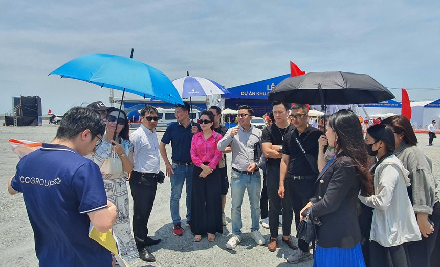 “Điểm nóng” Cần Giờ mỗi ngày hút hàng trăm nhà đầu tư, môi giới địa ốc tìm kiếm cơ hội. Ảnh: Lê Toàn. 