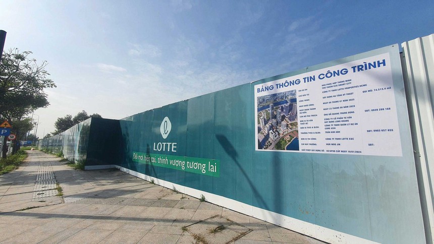 Dự án Eco Smart City đang được quây kín. Ảnh: Lê Toàn.