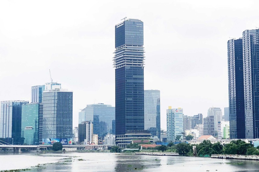 Tòa nhà Marina Center đang trong quá trình “sang tên, đổi chủ”. Ảnh: Lê Toàn.