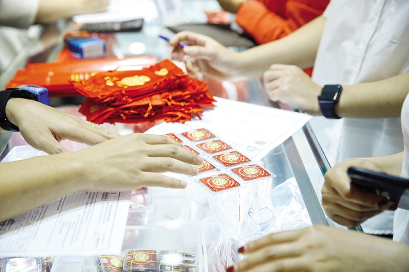 Tình trạng thiếu hụt nguyên liệu khiến thị trường vàng gặp khó khăn chưa từng có. Ảnh: Đức Thanh