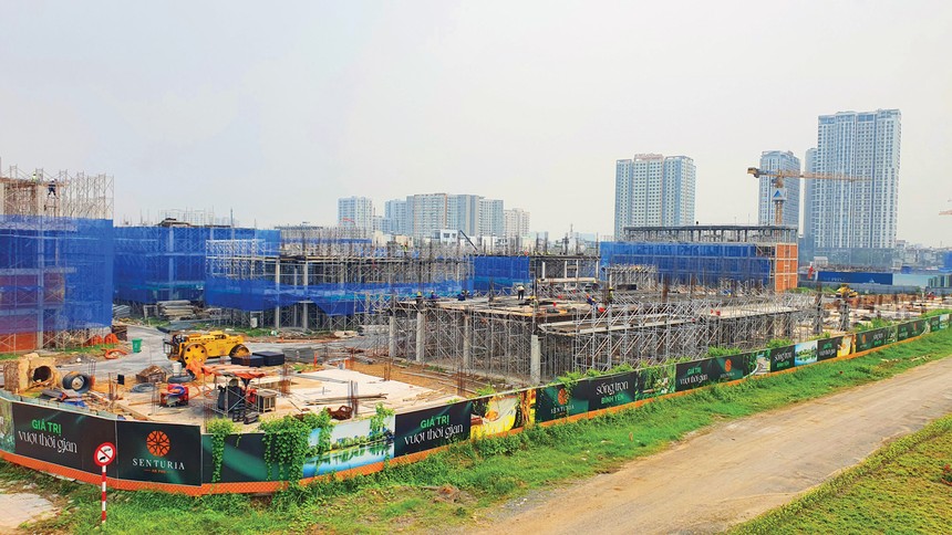 Một dự án bất động sản đang được triển khai ở khu Đông. Ảnh: Lê Toàn.