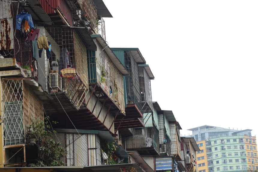 Hà Nội có tới 1.579 tòa nhà tập thể cũ, nhưng hiện chỉ khoảng 2% trong số đó được cải tạo, xây mới. Ảnh: Dũng Minh.