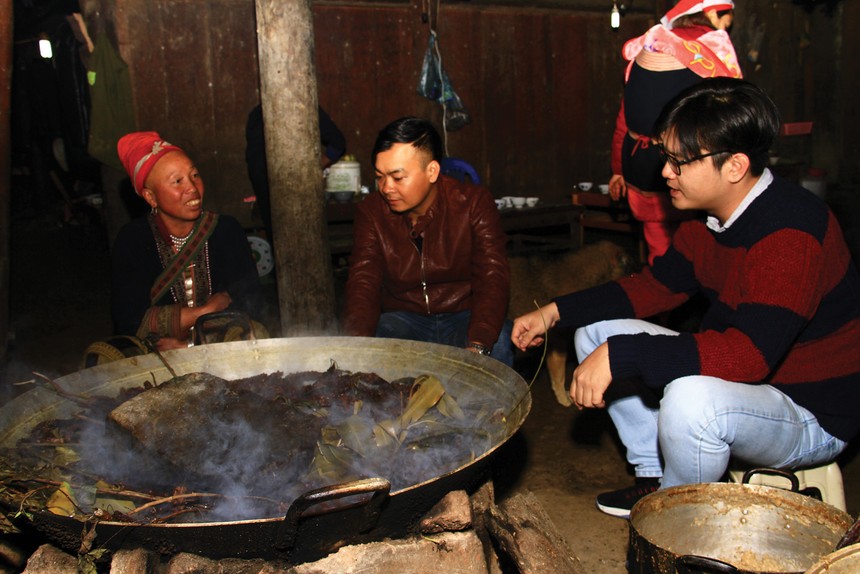 Bên nồi lá thuốc.