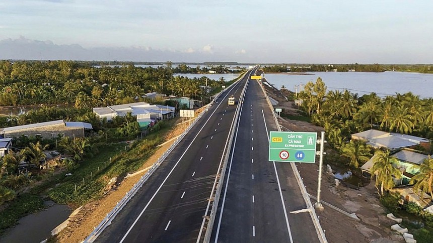 Không khí thi công khẩn trương tại dự án đường cao tốc Cần Thơ - Cà Mau để về đích đúng tiến độ. Ảnh: Đức Thanh.