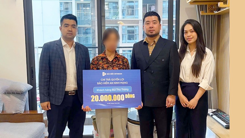 Đại diện Bảo hiểm VietinBank trao quyền lợi bảo hiểm cho khách hàng.