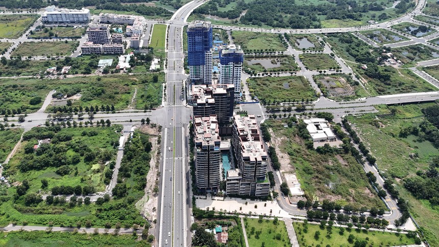 Chi phí xây dựng, đất đai… tăng cao khiến giá bất động sản khó giảm. Ảnh: Việt Dũng.