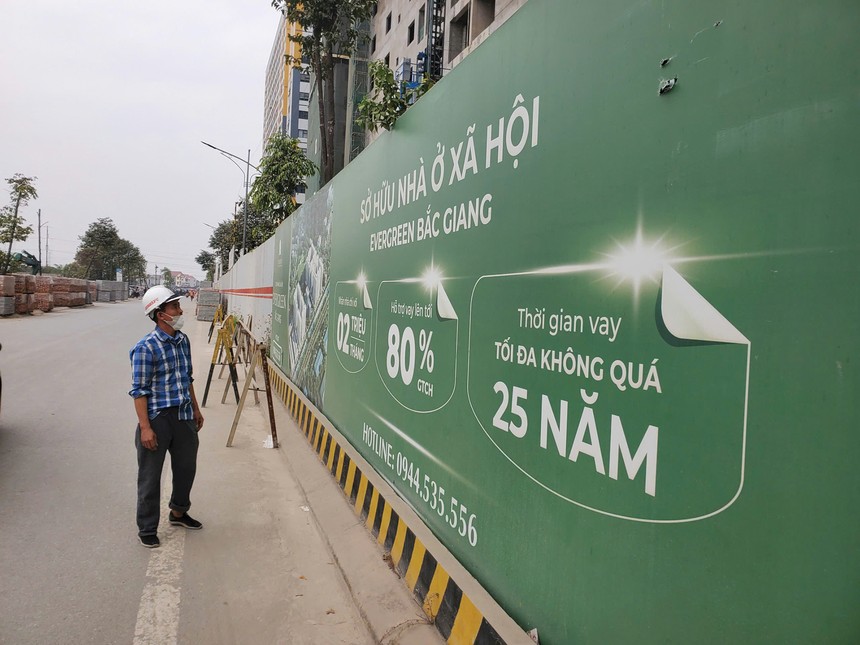 Người lao động tự do ở nông thôn đang gặp vướng mắc khi đi xin xác nhận tình trạng nhà ở, thu nhập. Ảnh: Dũng Minh.