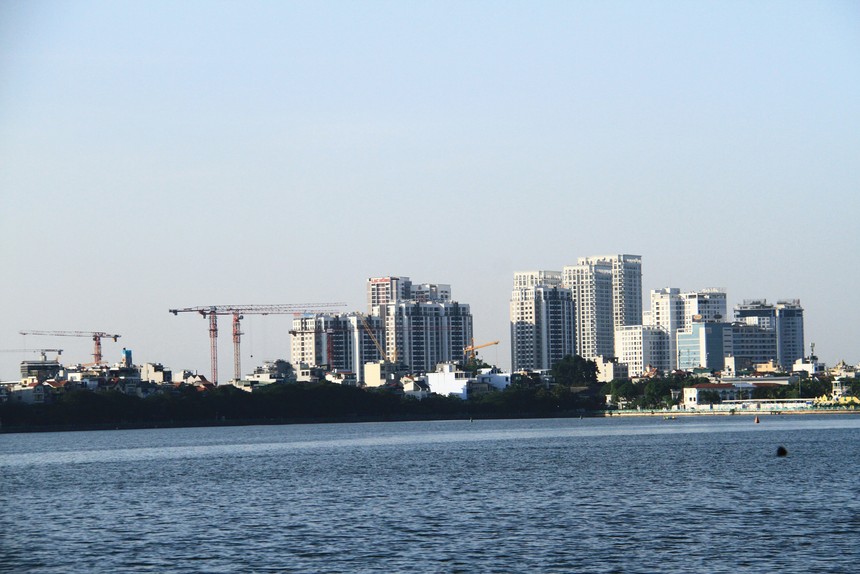 Hồ Tây đang khá “chật chội” bởi những tòa cao ốc, điều này không nên lặp lại với đô thị bên sông Hồng. Ảnh: Thành Nguyễn.