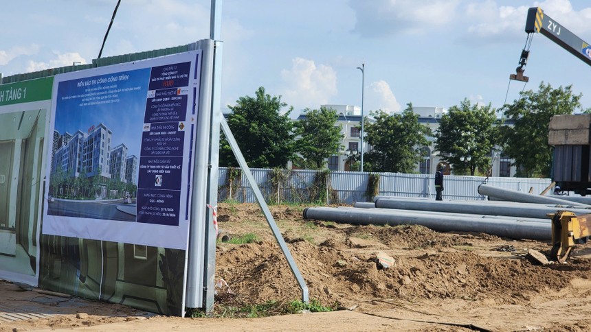 Bên trong dự án nhà ở xã hội HUD Thủ Đức, lác đác một vài công nhân đang thi công. Ảnh: Việt Dũng.