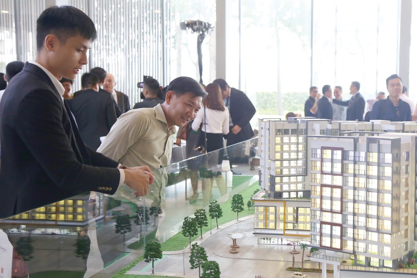 Người mua không còn dễ dàng “xuống tiền” như trước. Ảnh: Lê Toàn.