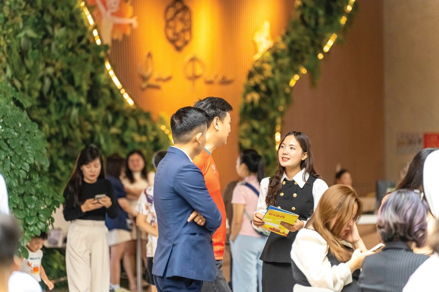 Môi giới giữ vai trò quan trọng bởi đây là lực lượng trực tiếp tư vấn cho khách hàng. Ảnh: Việt Dũng.