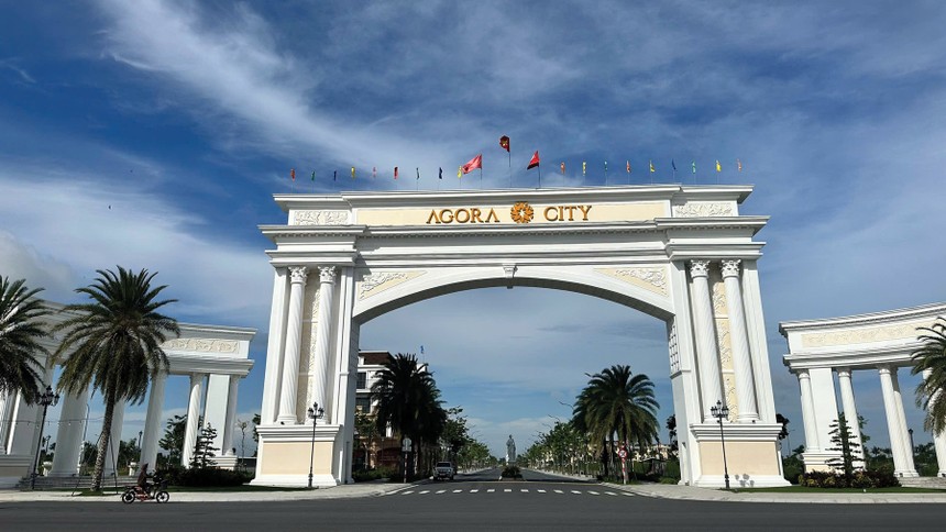 Cổng chào Khu đô thị Agora City. Ảnh: Việt Dũng.