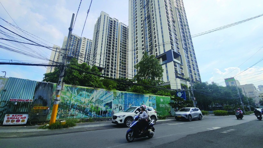 Khu đất quy hoạch trường học tại dự án Hà Đô Centrosa Garden được quây tôn kín mít, chưa có hoạt động xây dựng. Ảnh: Việt Dũng.
