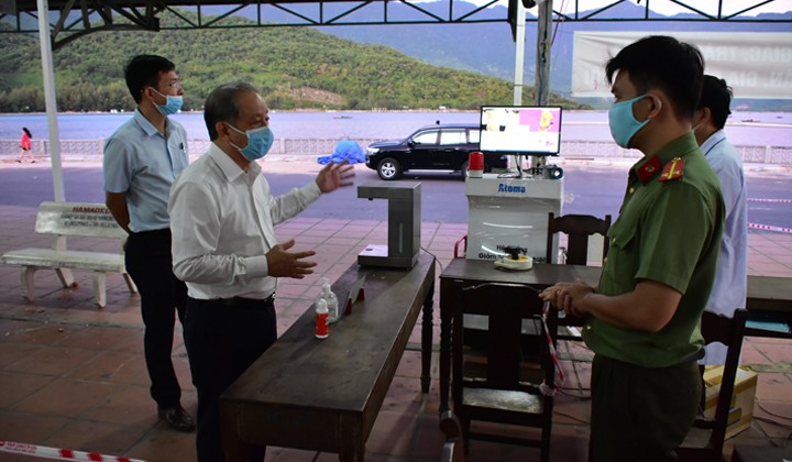Chủ tịch UBND tỉnh Thừa Thiên Huế đi kiểm tra tại chốt khai báo y tế khu vực Lăng Cô, huyện Phú Lộc.