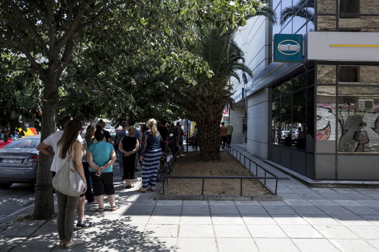 Người dân Hy Lạp xếp hàng để rút tiền từ ATM