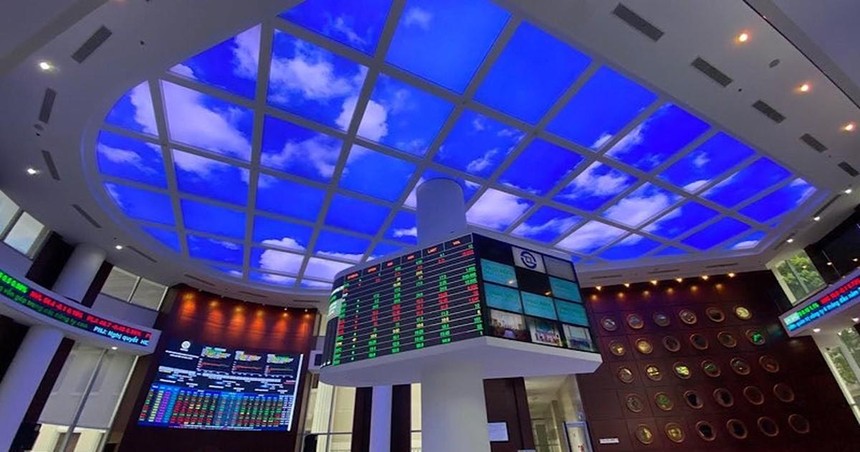 Chứng khoán tiếp tục lao dốc, có cần phải cứu và bằng cách nào?