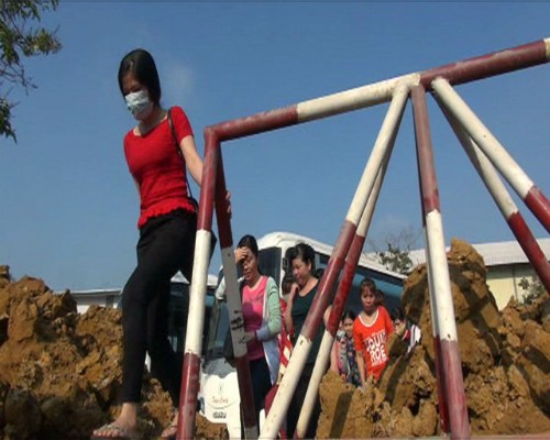 Công ty Tân Đức từng đổ đất, cắt nước và dựng hàng rào thu phí ngay trước cửa Công ty Tango.
