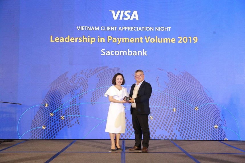 Đại diện Sacombank, ông Phạm Đức Duy - Giám đốc Trung Tâm Thẻ nhận giải thưởng từ bà Đặng Tuyết Dung - Giám đốc quốc gia Visa Việt Nam và Lào.