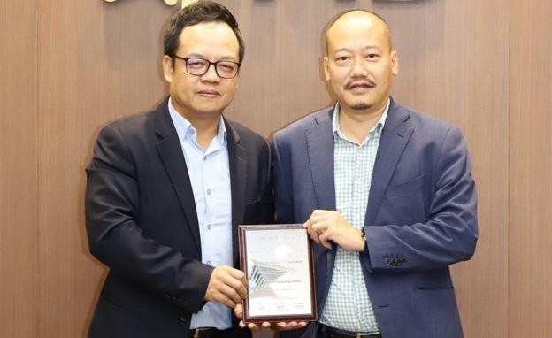 Ông Lê Xuân Vũ – Thành viên Ban điều hành, Giám đốc Khối Khách hàng cá nhân MB và ông Nguyễn Đức Huy - Phó giám đốc Khối Ngân hàng số MB đại diện nhận giải thưởng