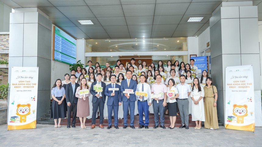 Khoảnh khắc đáng nhớ của đại diện KBSV, lãnh đạo ĐHQGHN và 40 sinh viên xuất sắc được vinh danh trong lễ trao học bổng "Ươm Tạo Nhà Khoa Học Trẻ" 2024 – 2025