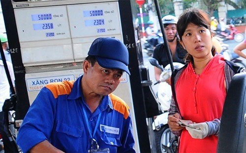 Trái với dự báo tăng, giá xăng bất ngờ giảm nhẹ