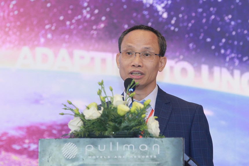 TS. Cấn Văn Lực phát biểu tại Diễn đàn Cấp cao Cố vấn tài chính Việt Nam lần thứ hai - năm 2024 với chủ đề “Ứng biến trong vạn biến” diễn ra chiều 6/6. Ảnh Chí Cường.