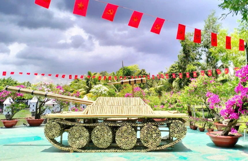 Thiết giáp Trà Sư được các nghệ nhân thiết kế và sắp đặt rất tỉ mỉ, với hàng trăm cây tre được kết nối với nhau biểu trưng cho sự đồng lòng gắn kết của nhân dân ta.