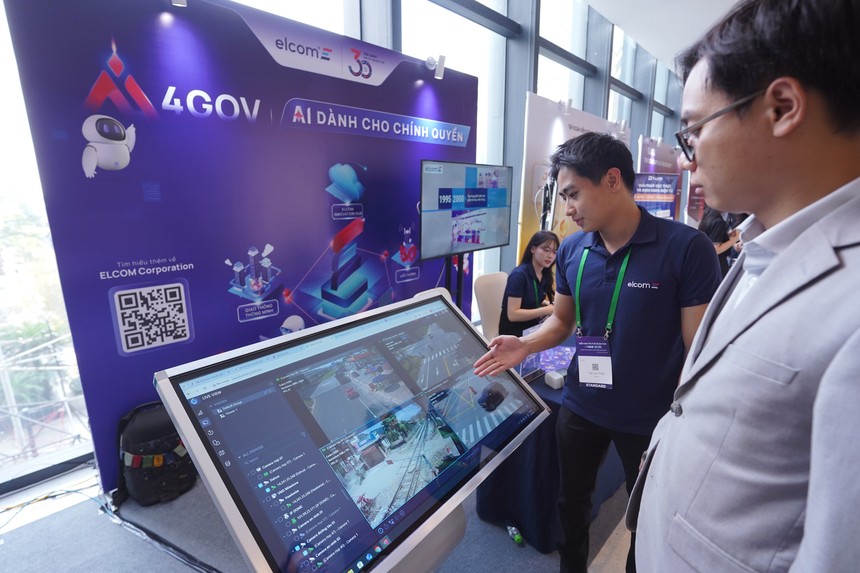 Khách hàng trải nghiệm ứng dụng AI tại Diễn đàn Trí tuệ nhân tạo Việt Nam ngày 9/10.