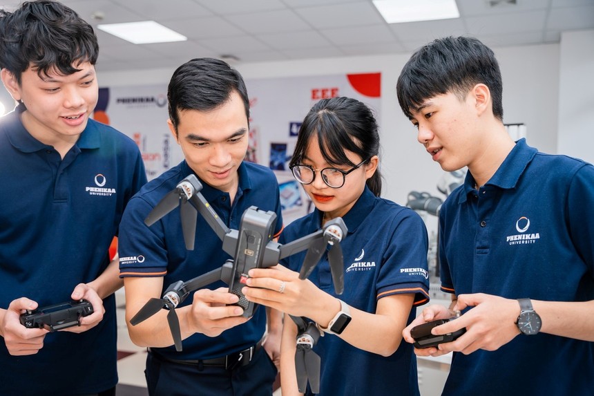 Nguyễn Thị Khánh Diệu trong phòng thí nghiệm cùng bạn bè khám phá thế giới kỹ thuật y sinh. (Ảnh: NVCC).