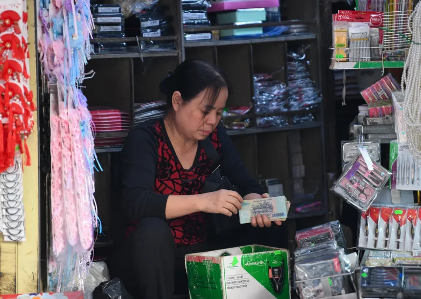 Hộ kinh doanh có nhiều lo lắng vì hộ khoán đang trong “vùng an toàn” phải chuyển sang kê khai. Ảnh Hoàng Anh.