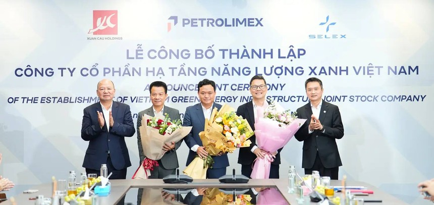 Chủ tịch Xuân Cầu Holdings và Chủ tịch Petrolimex tặng hoa chúc mừng Lãnh đạo CTCP Hạ tầng Năng lượng Xanh Việt Nam