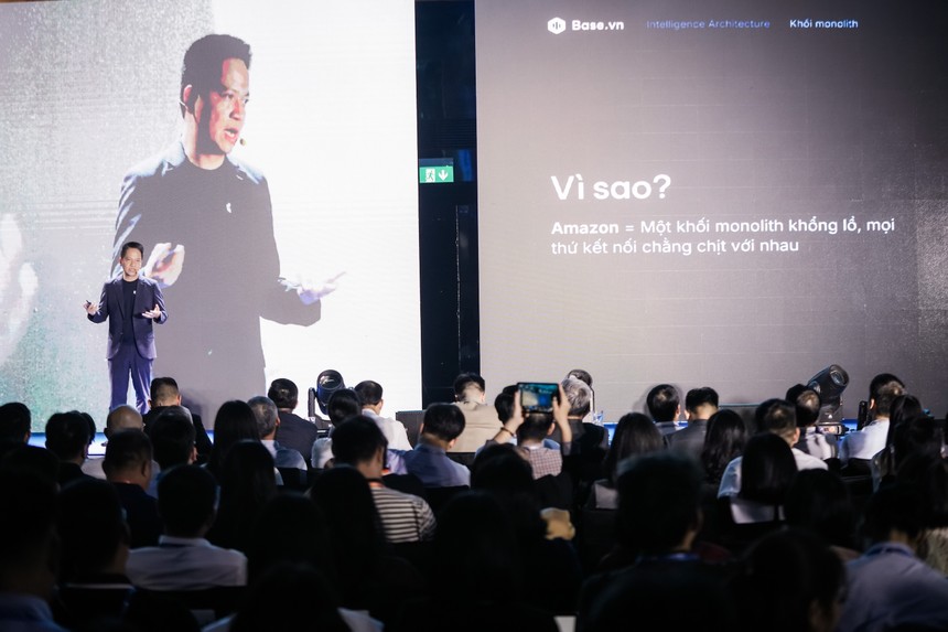 Ông Phạm Kim Hùng, Nhà sáng lập, Chủ tịch HĐQT Base.vn chia sẻ tại sự kiện.