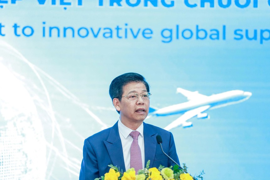 Ông Phạm Văn Hoành, Tổng Biên tập Báo Tài chính - Đầu tư phát biểu khai mạc toạ đàm. Ảnh Đức Thanh.