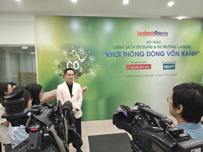 Ông Nguyễn Hữu Tú, Phó tổng giám đốc Công ty cổ phần MIZA trả lời phỏng vấn bên lề hội thảo “Chính sách tín dụng và thị trường carbon: Khơi thông dòng vốn xanh”. Ảnh Dũng Minh