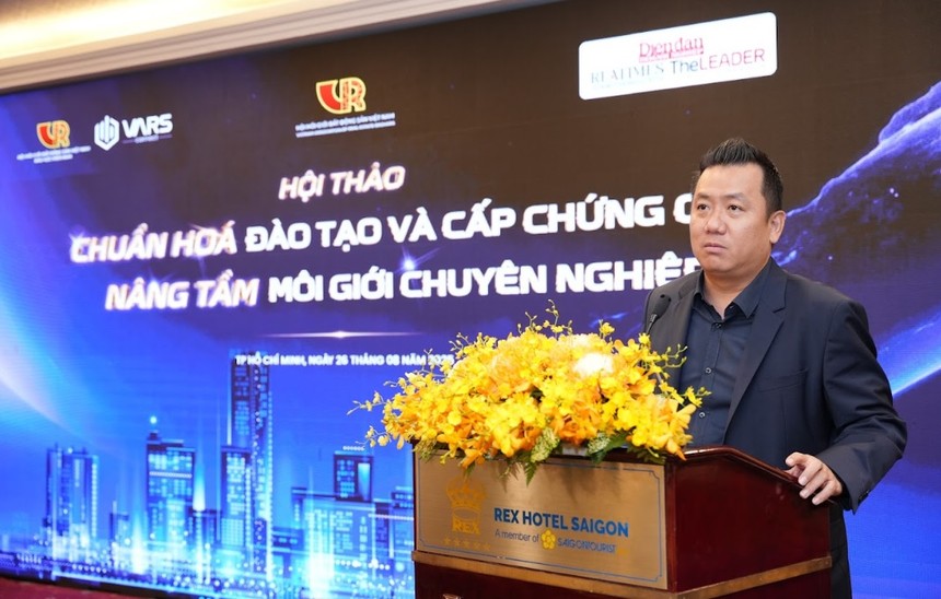 Ông Phạm Lâm, Phó chủ tịch Hội Môi giới bất động sản Việt Nam (VARS) phát biểu tại hội thảo.