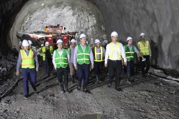Đoàn công tác Bộ GTVT do Thứ trưởng Lê Đình Thọ kiểm tra tiến độ thi công mở rộng hầm Hải Vân 2