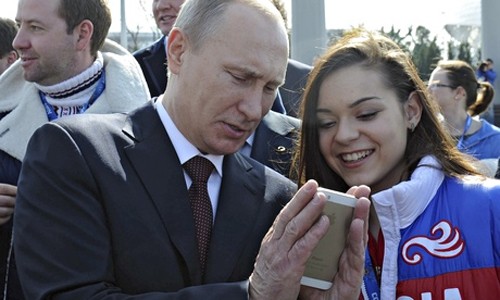Putin xem thử chiếc iPhone của Apple. Ảnh: Reuters.