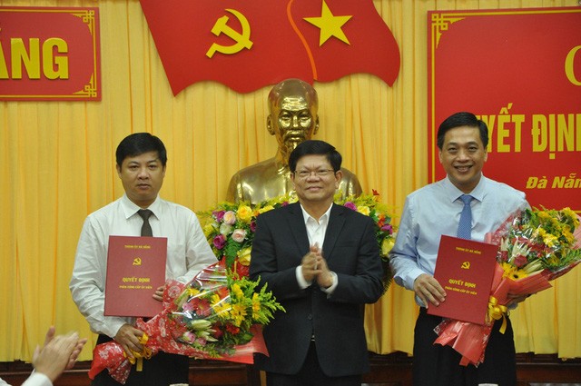 Ông Võ Công Trí - Phó Bí thư Thành ủy Đà Nẵng trao quyết định cho ông Lương Nguyễn Minh Triết và ông Đào Tấn Bằng