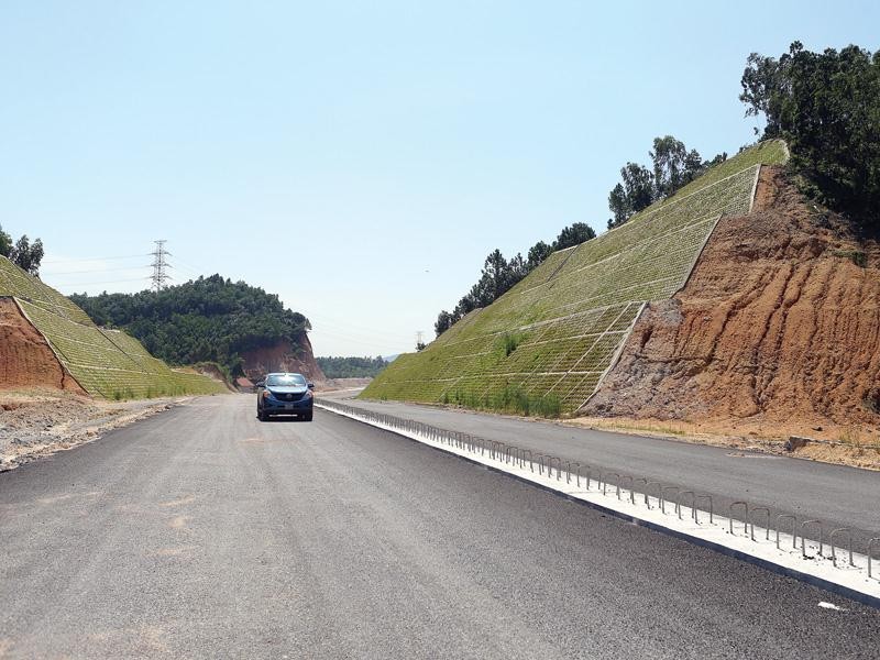 Dự án Đường cao tốc Hạ Long - Vân Đồn tạo kết nối quan trọng tới đặc khu Vân Đồn. Ảnh: Đức Thanh