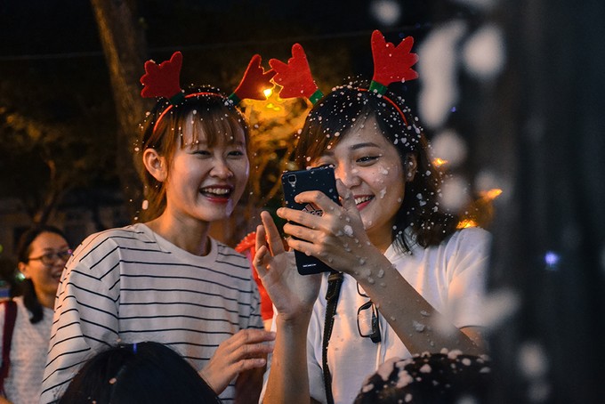 Người Sài Gòn hào hứng trước cảnh tuyết rơi trắng xoá