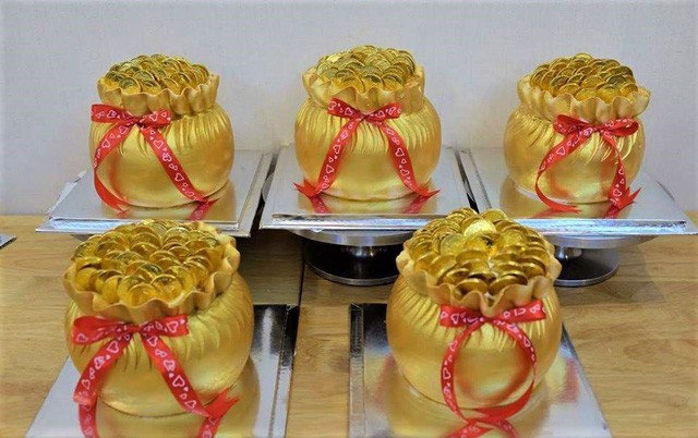 Bánh hũ vàng có giá từ 300.000 - 500.000 đồng/chiếc.