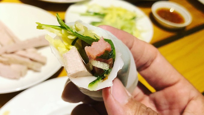 Bánh ướt thịt nướng ở Sài Gòn: muốn ăn ngon phải biết cuốn