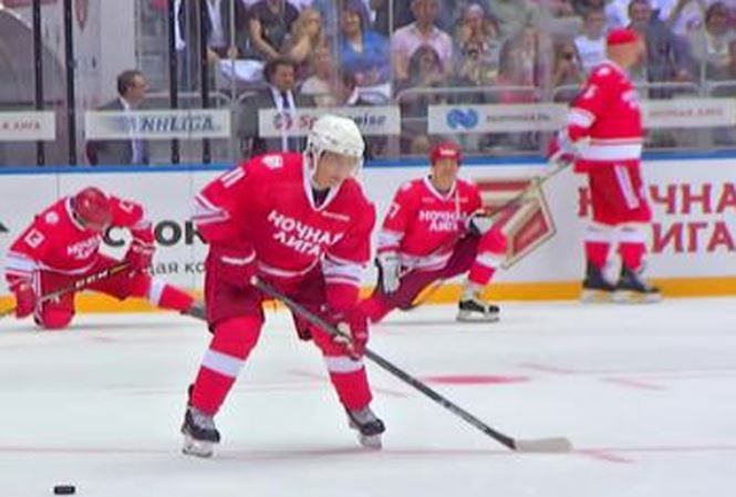 Putin ghi 5 bàn trong trận khúc côn cầu với tuyển thủ Olympic