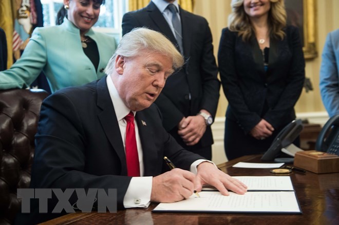 Tổng thống Mỹ Donald Trump ký sắc lệnh tại Washington, DC. (Nguồn: AFP/TTXVN)