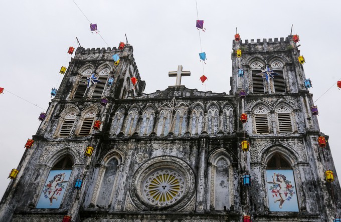 Nhà thờ trăm tuổi nơi giữ sách quốc ngữ đầu tiên