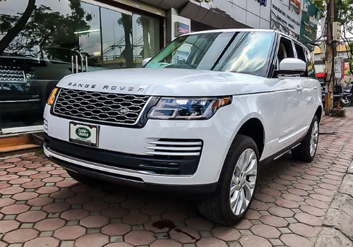 Range Rover HSE 2018 đầu tiên về Việt Nam được chào bán giá khoảng 400.000 USD.