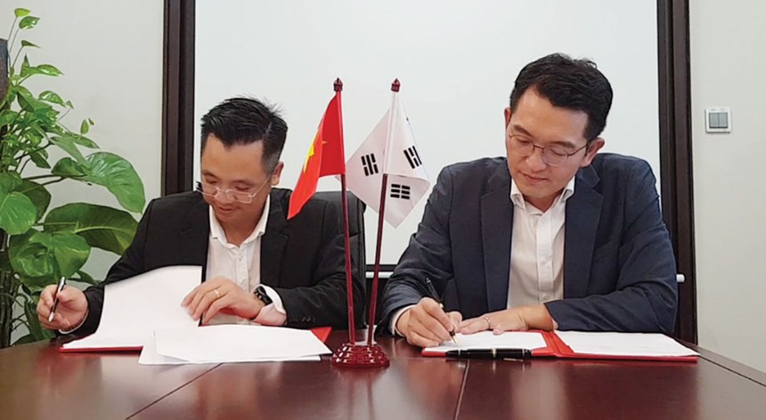 Sản phẩm của Tập đoàn An Phát Holdings đã trở nên thân thuộc tại thị trường châu Âu, Mỹ, Nhật Bản, Hàn Quốc, Singapore, Đài Loan, Phillipines… 
Trong ảnh: Tổng giám đốc Tập đoàn An Phát Đinh Xuân Cường ký hợp tác với đối tác Hàn Quốc.